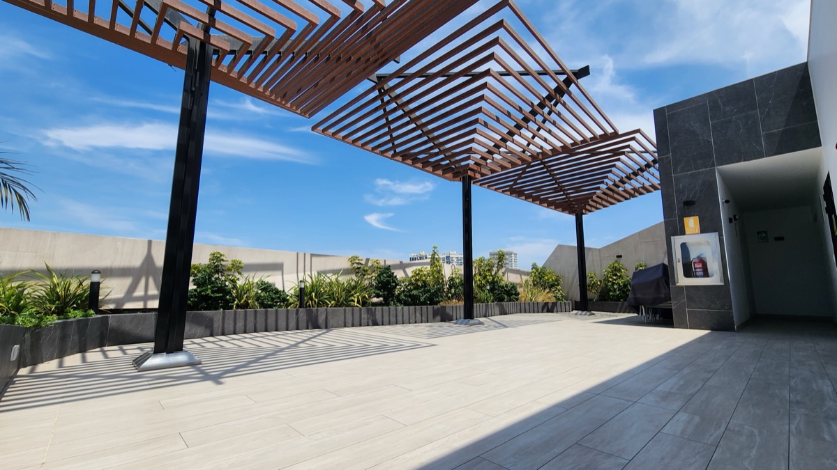 Edificio moderno con terraza y pérgola en Lince, Lima